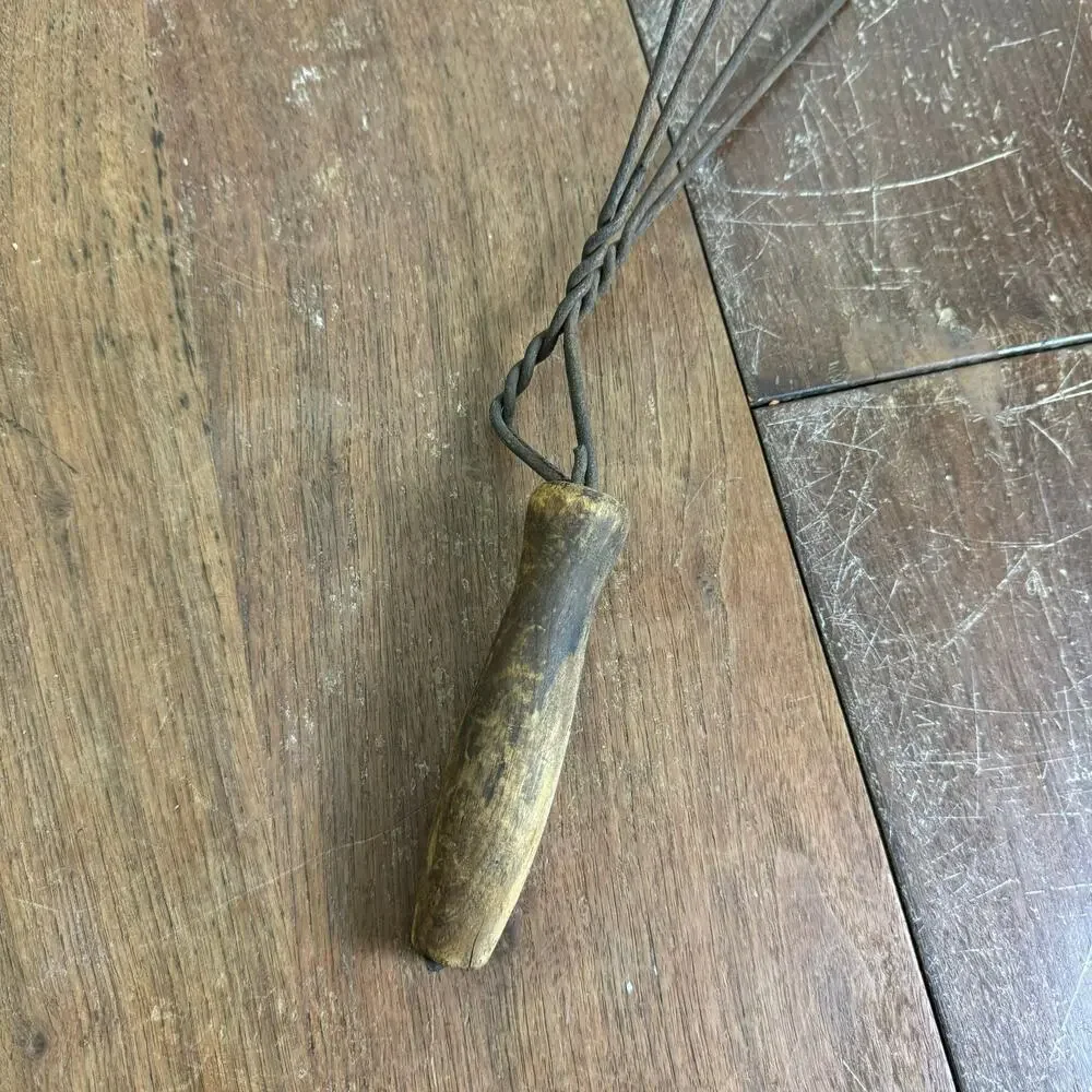Antique Primitive Wire Rug Beater Heart‎ Shape Twisted Metal Wood Handle Rustic